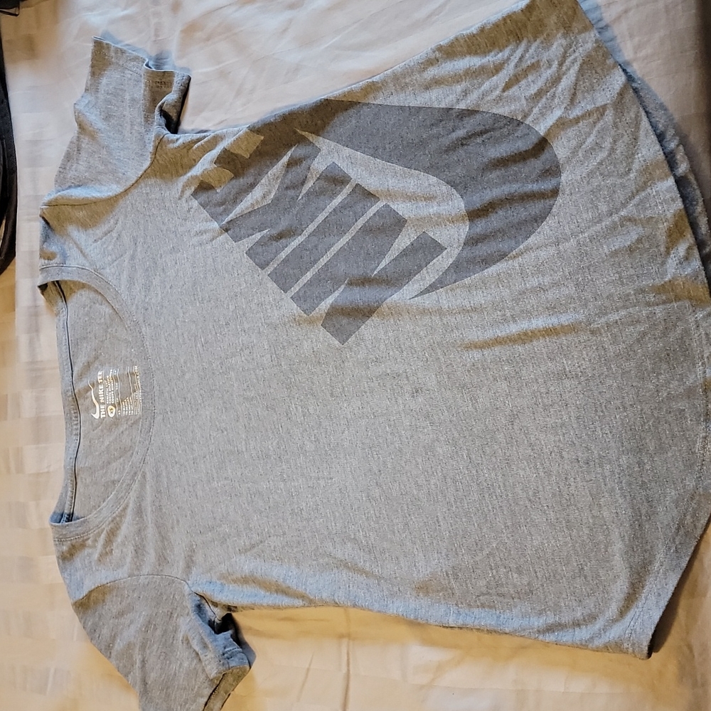 NIKE  TEE